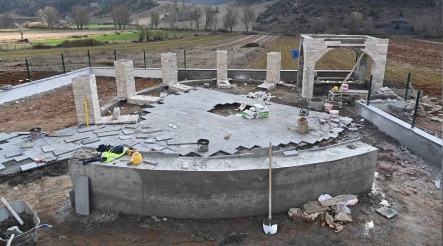 Karacaoğlan'a saz şeklinde anıt mezar