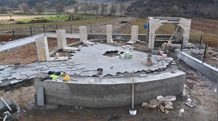 Karacaoğlan'a saz şeklinde anıt mezar