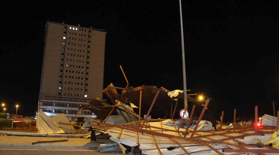 Karaman'da şiddetli rüzgar çatıları uçurdu, ağaçları kökünden söktü