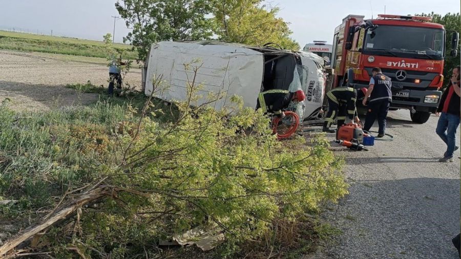 Karaman'da tar�m i��ilerini ta��yan minib�s devrildi: 16 yaral�