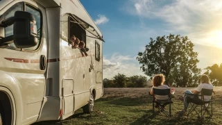 Karavan seimi: zgrle alan kapy doru semek