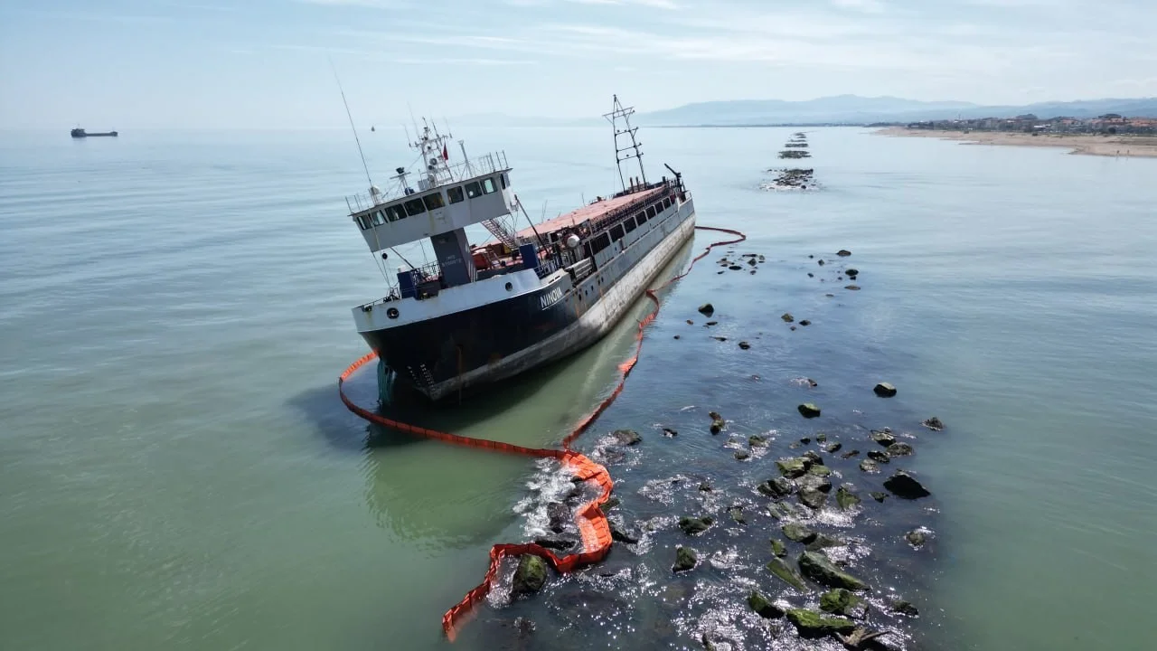 Karaya oturan gemide s�z�nt� riski: Karadeniz i�in �nlem al�nd�