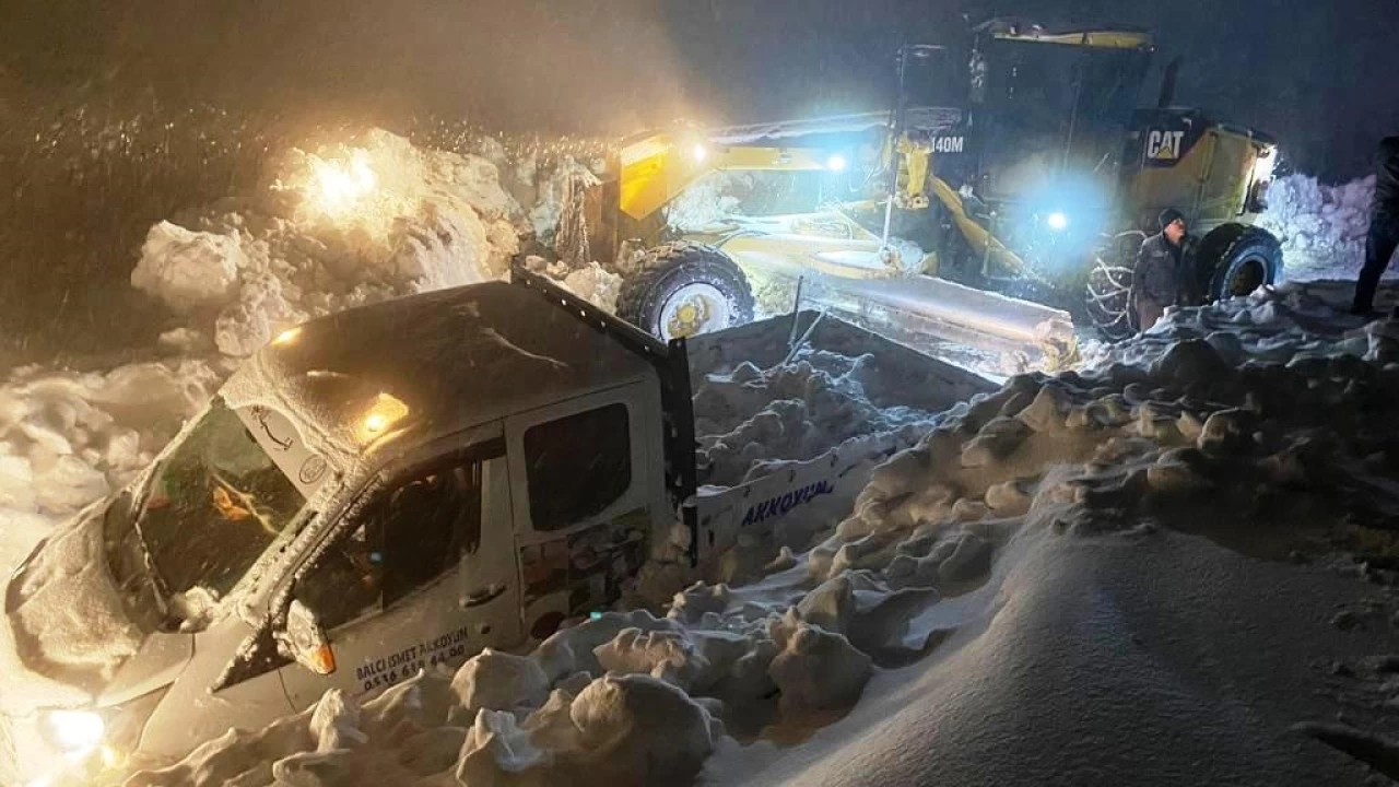 Karda mahsur kalan ar�c�lar 24 saat sonra kurtar�ld�