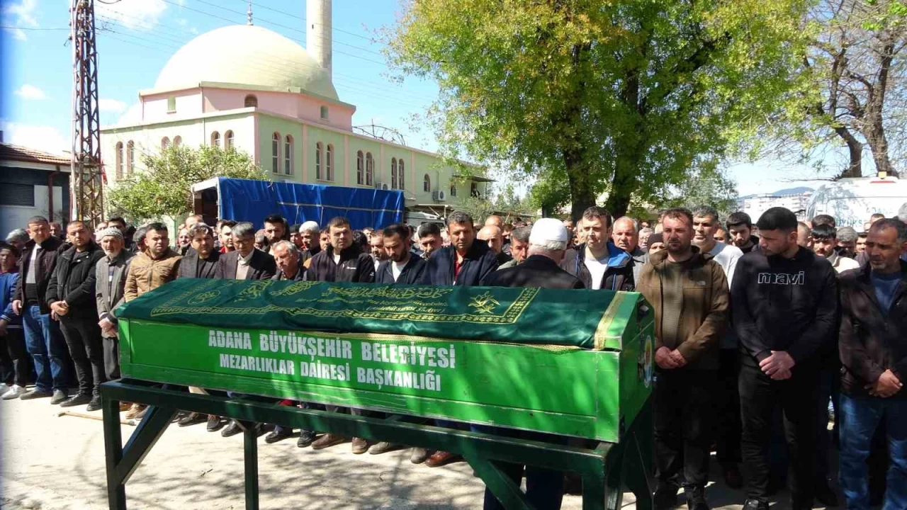 Kar�s� taraf�ndan �ld�r�len adam topra�a verildi