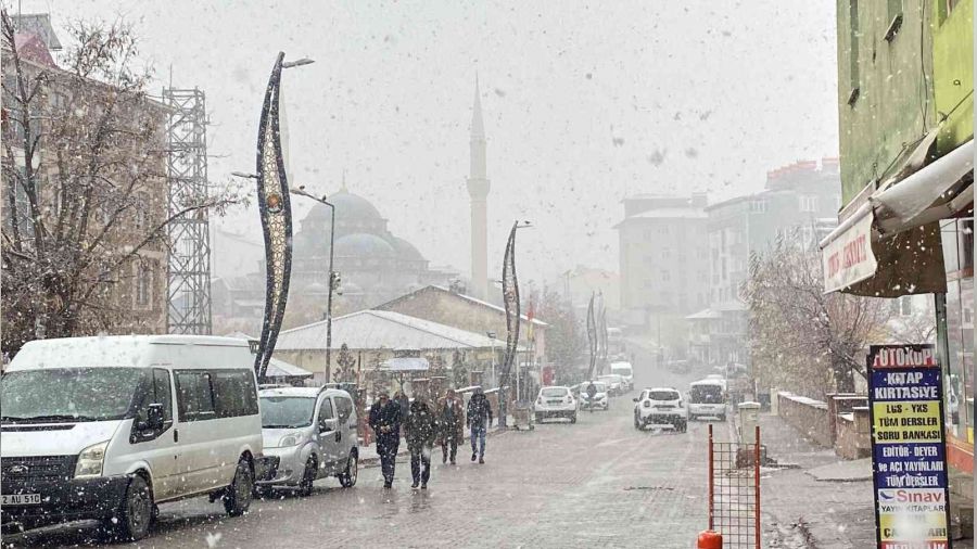 Karlıova'da kar yağışı başladı
