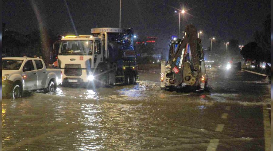 Kartal'da sahil yolu göle döndü