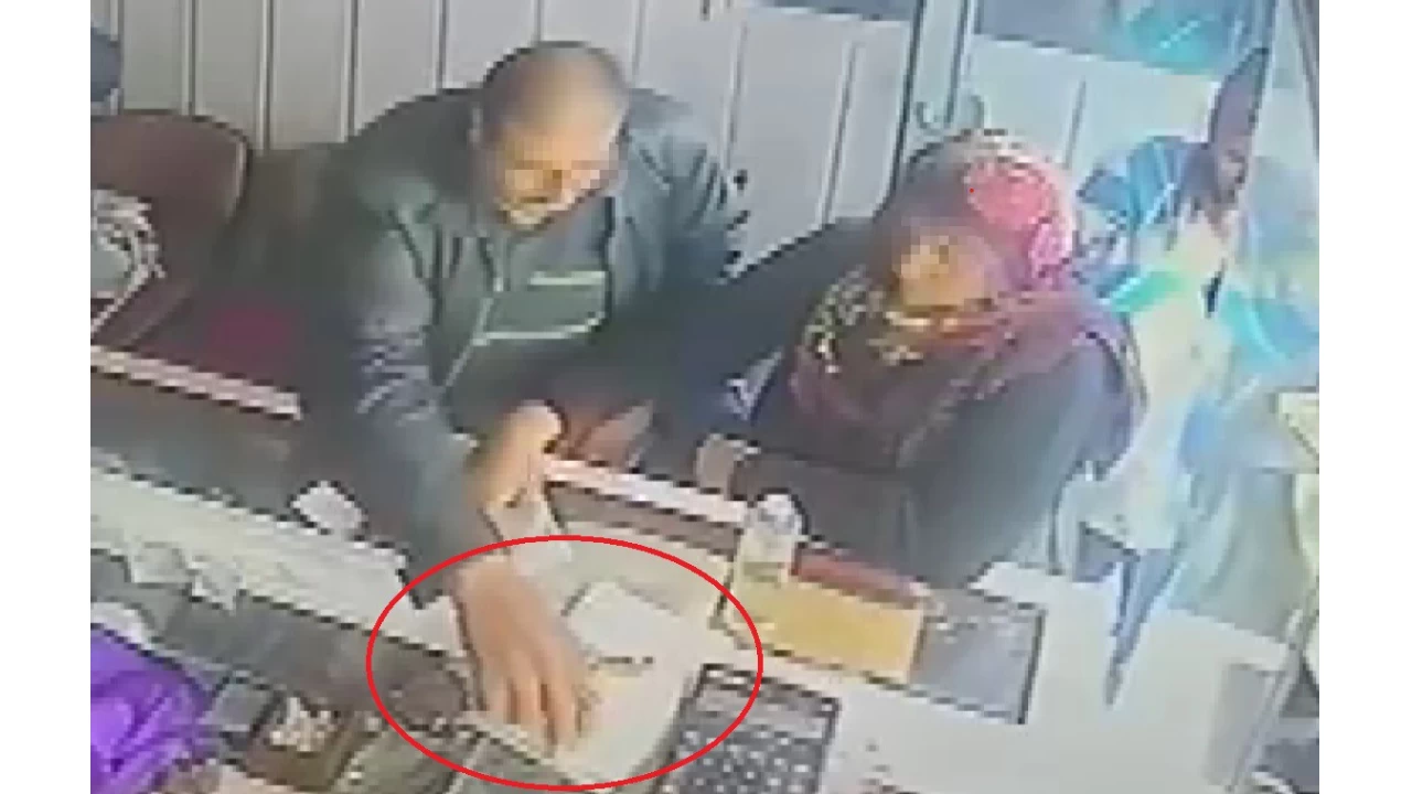 Ka�la g�z aras�nda 100 bin TL'lik alt�n bilekli�i cebine att�