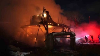 Kastamonu'da iki katlı ahşap ev ile traktör yangında küle döndü