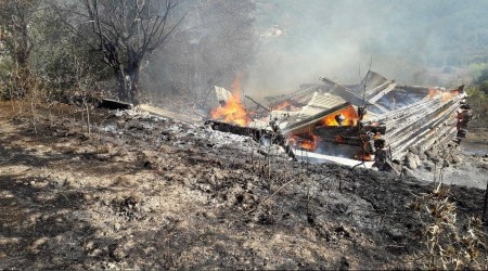 Kastamonu'daki yangnda 2 ev ve bir ambar kullanlamaz hale geldi