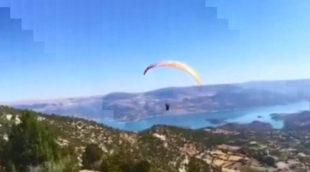 Kayalıklara çarpan yamaç paraşütçüsü yaralandı