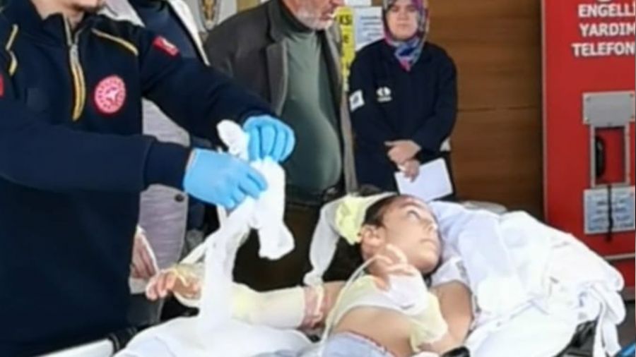 Kaynar su dolu tencereye düşen çocuk yaralandı