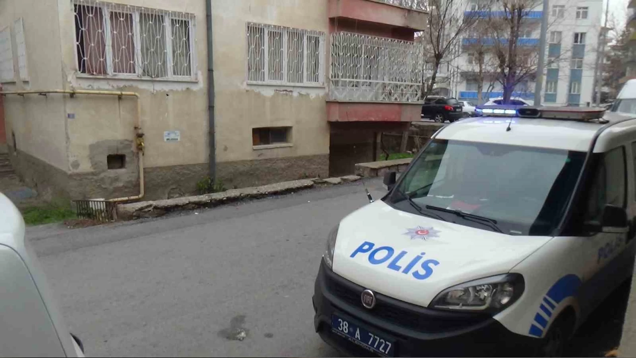 Kayseri'de 73 ya��ndaki adam bak�c�s� taraf�ndan evinde �l� bulundu