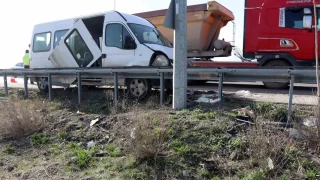 Kayseri'de kamyonet işçi servisine çarptı: 1'i ağır 10 yaralı