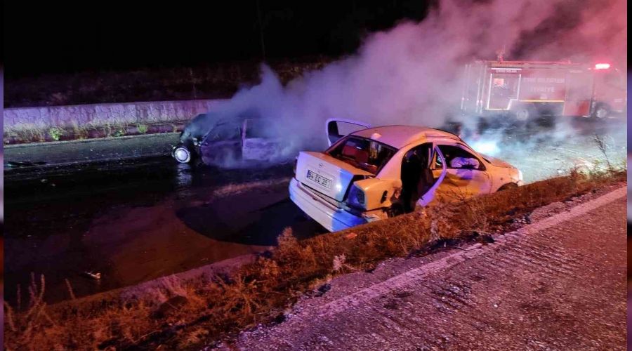 Kazaya kar��an otomobil alev ald�: 2 �l�