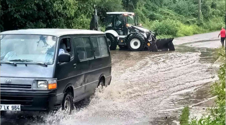Kdz. Ereğli'de yoğun yağış yolları kapattı
