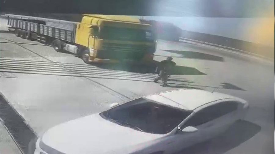 Kendi tırının altında kalarak öldü