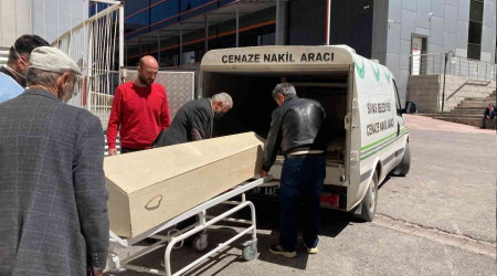 Keneyi eliyle ezince hayatn kaybetti