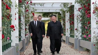 Kim'den Putin'e Zafer G�n� mesaj�: 'Her zaman yan�n�zday�z'