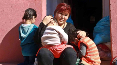 Kırgız kadın 3 çocuğuyla sokağa atıldı