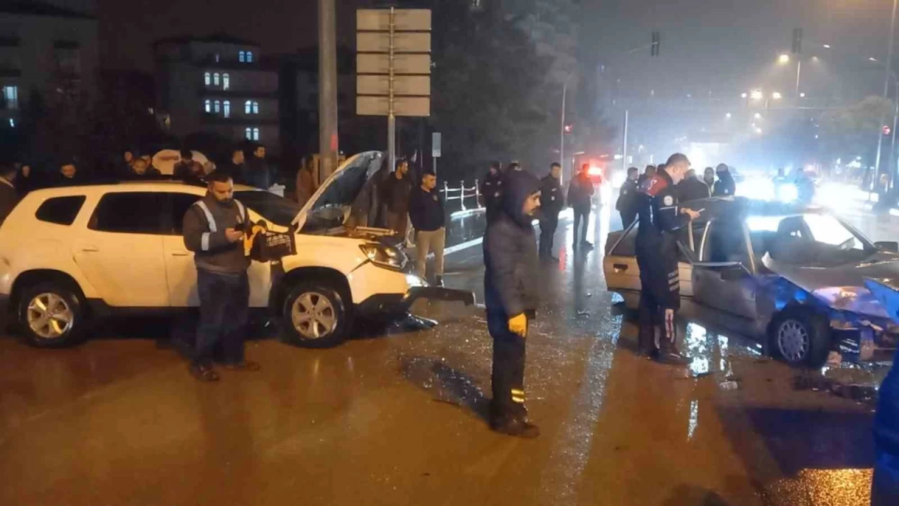 Kırıkkale'de iki otomobil kafa kafaya çarpıştı: 9 yaralı