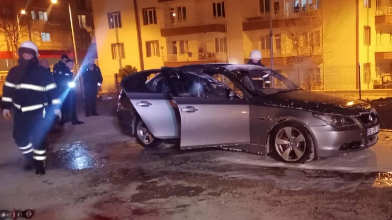 K�r�kkale'de park halindeki otomobil yand�