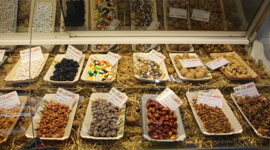 Kısıtlamalar kuruyemişçilere yaradı
