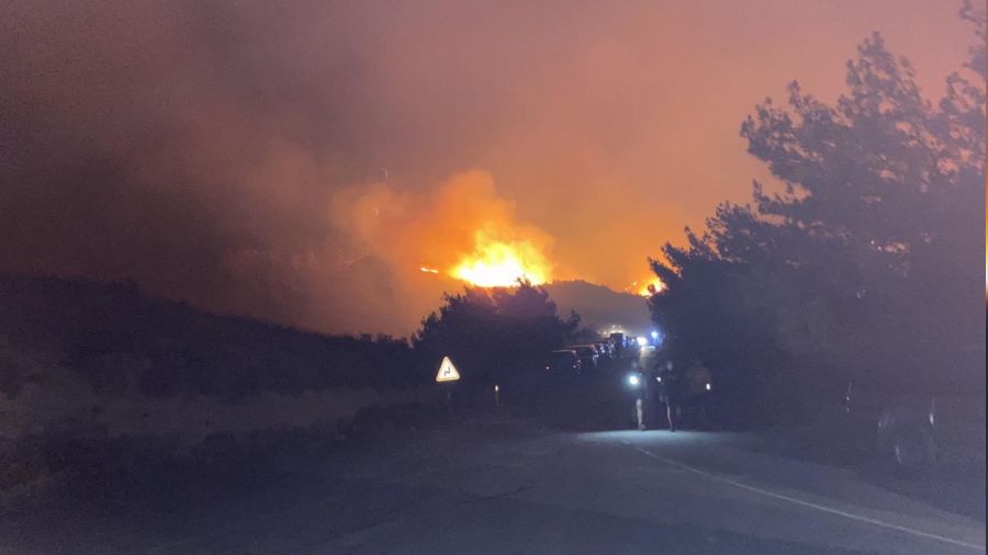 KKTC'deki orman yang�n�na m�dahale s�r�yor