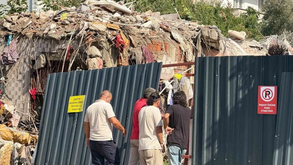 Kocaeli'de çatırdayan bina yıkıldı: Eşyalarını bile alamadılar