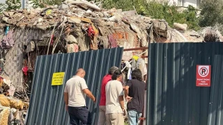 Kocaeli'de çatırdayan bina yıkıldı: Eşyalarını bile alamadılar