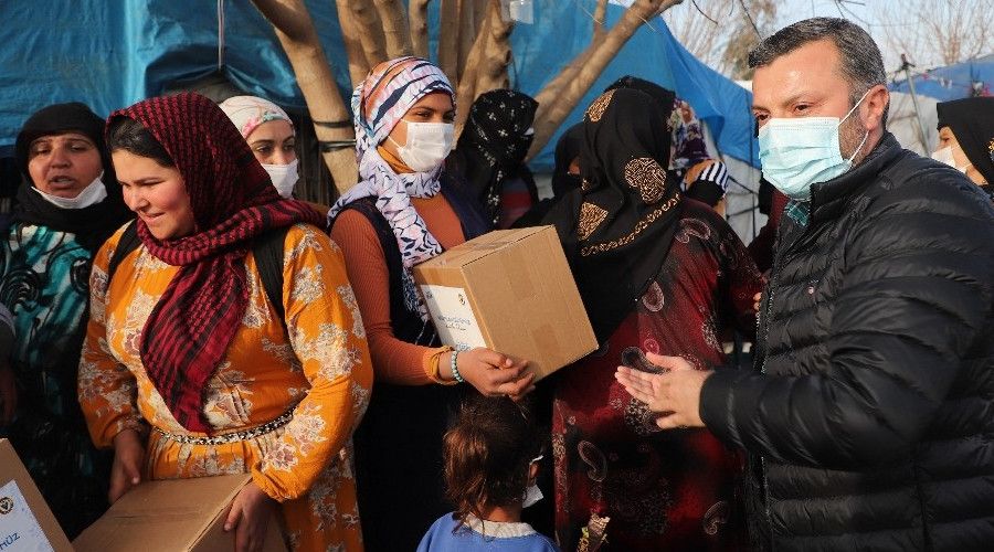 Kocaispir, çadırları tek tek gezdi gıda kolisi dağıttı