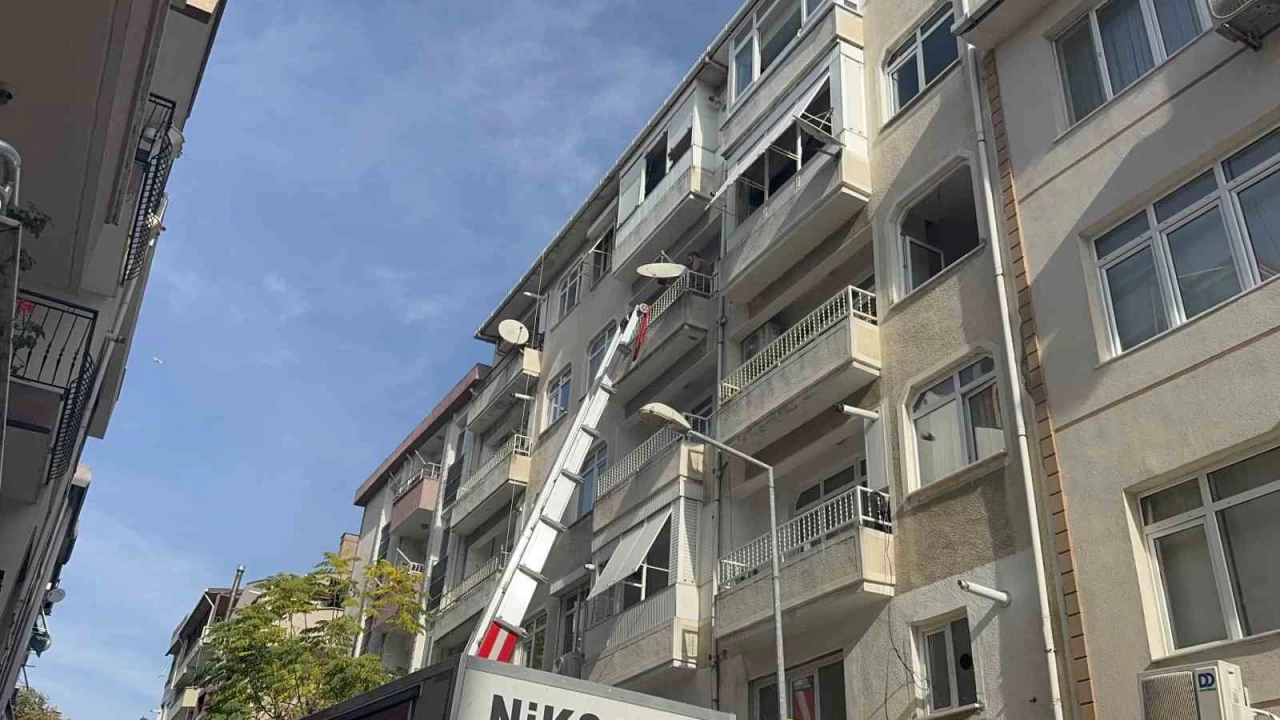 Kolonlarnda atlaklar tespit edilen 5 katl bina mhrlendi