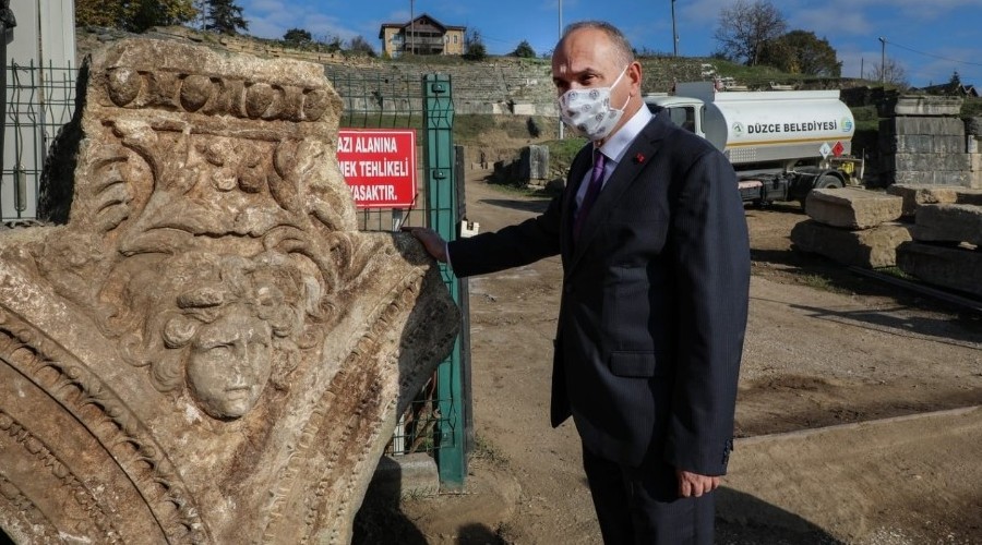 Konuralp'te tarih fışkırıyor Medusa başı bulundu