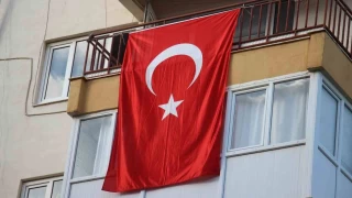 Konya'daki kazada şehit olan Uzman Çavuş Güven'in evine Türk bayrağı asıldı
