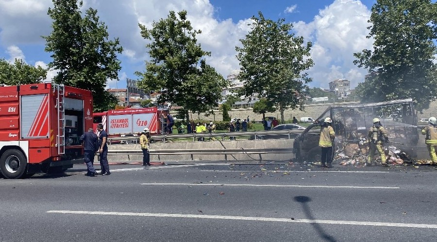 Köprü çıkışında araç yangını