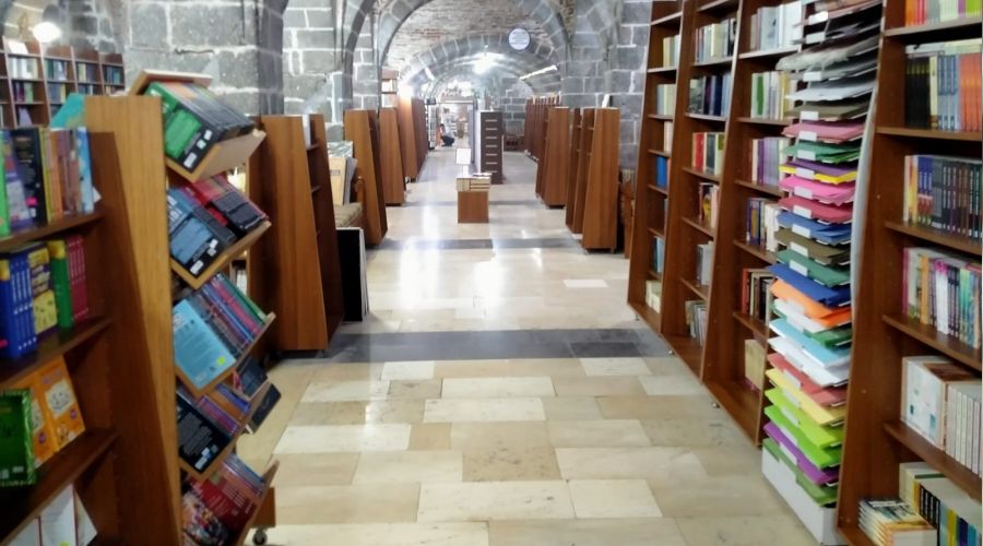 Korona, kitabevlerini boş bıraktı