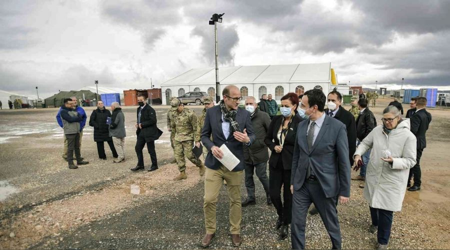 Kosova Başbakanı, Afgan mültecilerin kaldığı üssü ziyaret etti