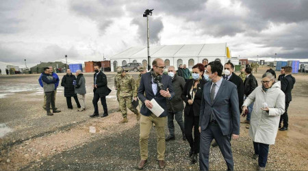 Kosova Baþbakaný, Afgan mültecilerin kaldýðý üssü ziyaret etti