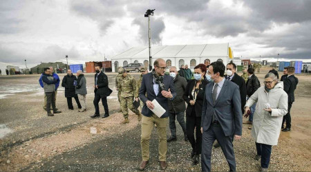 Kosova Başbakanı, Afgan mültecilerin kaldığı üssü ziyaret etti