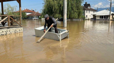 Köy sular altında kaldı, buzdolabını kayık yaptı