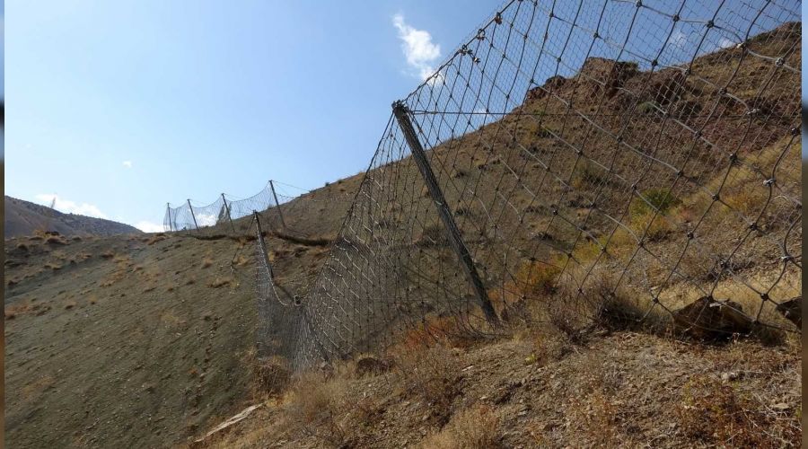 K�y� kayalardan �elik set koruyor