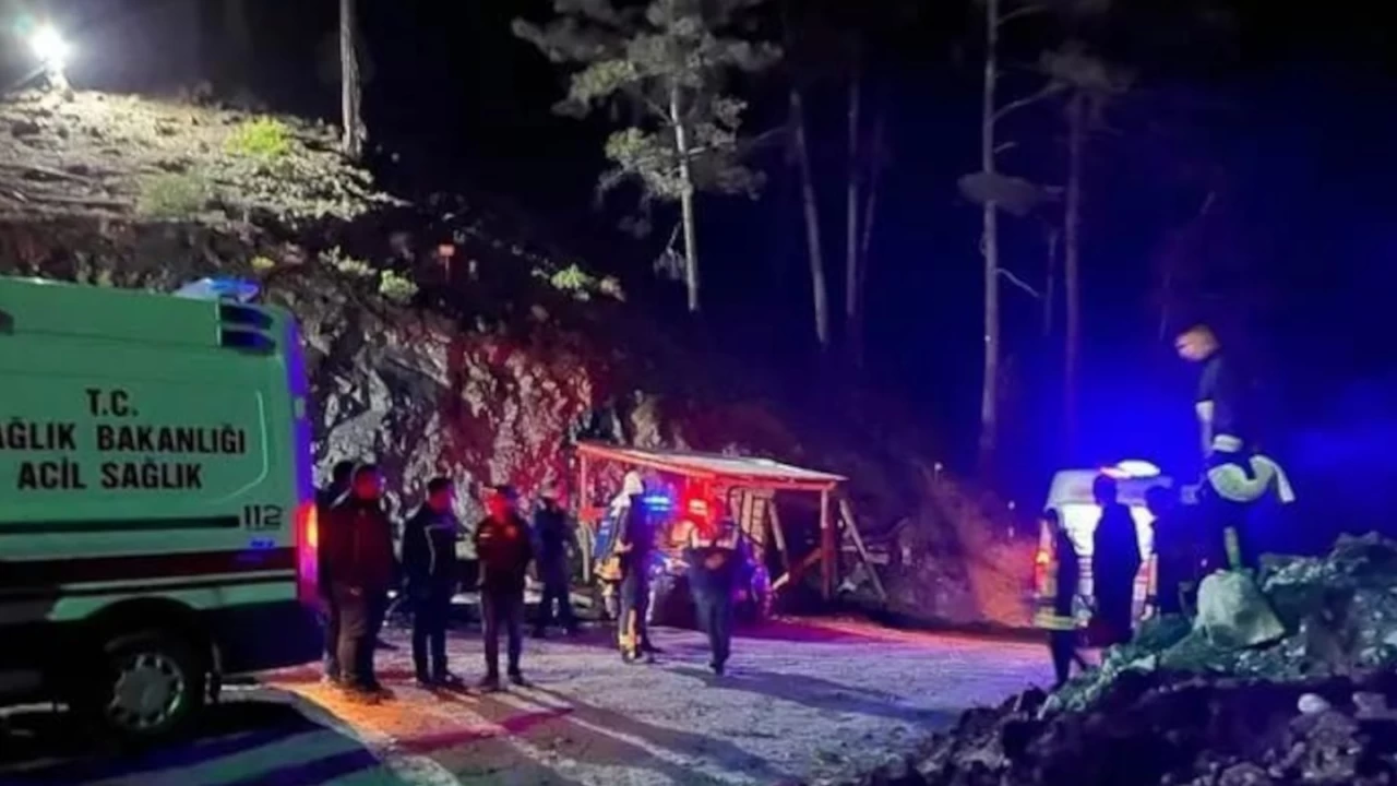 Krom madeninde göçük: 3 işçi mahsur kaldı