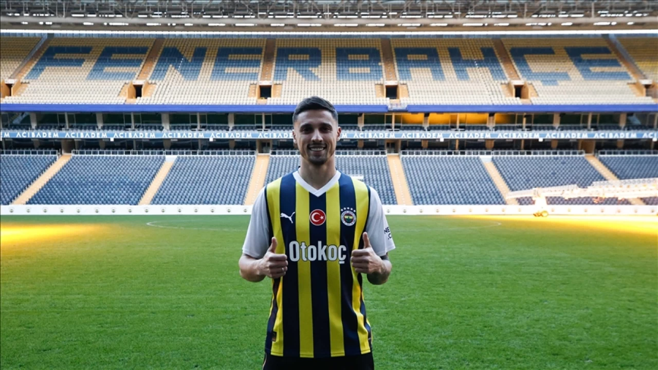 Krunic çubukluyu giydi