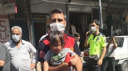 Küçük kız aracın camları kırılarak kurtarıldı