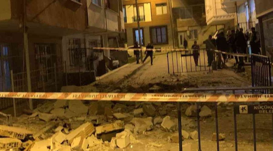 Küçükçekmece'de 3 katlı binanın balkonu çöktü