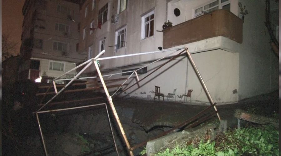 K���k�ekmece'de istinat duvar� ��kt�