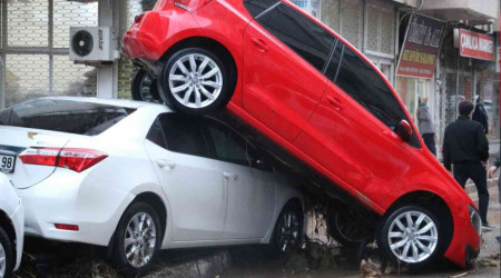 Kumluca'da sel araçları üst üste çıkardı