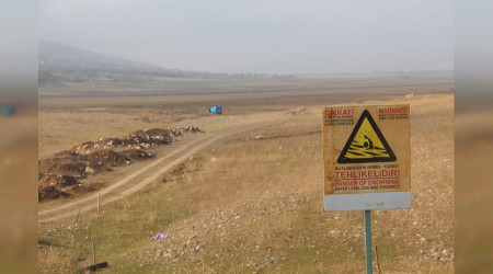 Kuraklığın en net fotoğrafı: "Suya girmek yasaktır" yazısı var, su yok