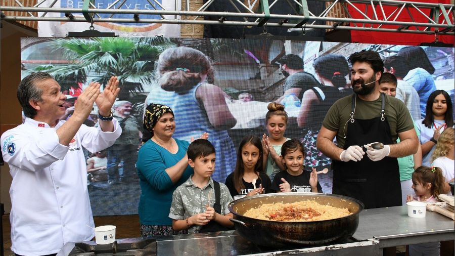 Ku�adas� Sokak Festivali yo�un ilgi g�r�yor