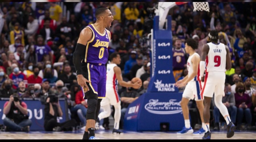 LeBron oyundan atıldı, Lakers pes etmedi