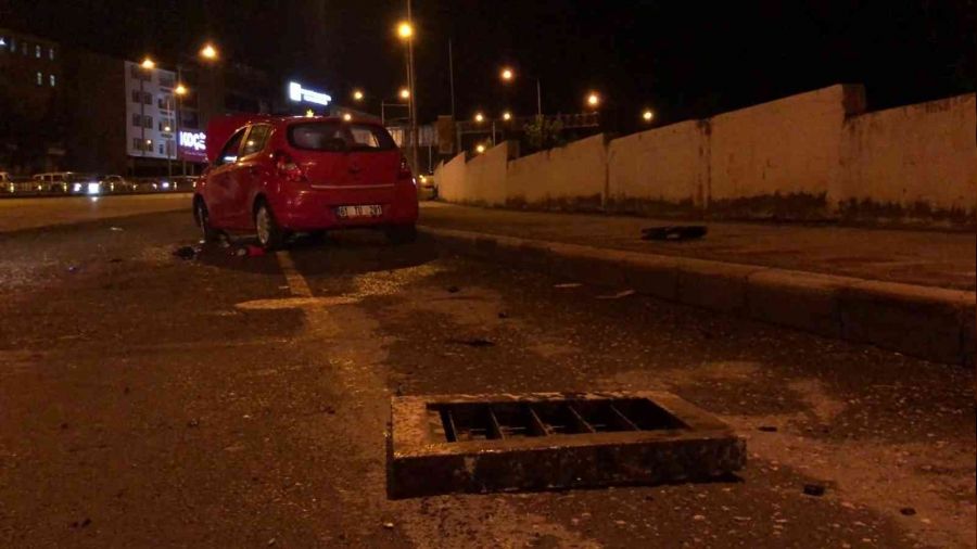Logar kapağına çarpan otomobil devrildi